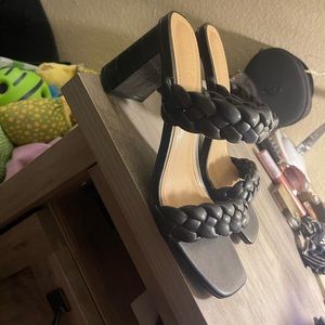 Black low heels size 7.5
